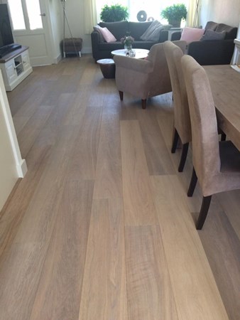 Fam. Evers uit Bennekom.
Duoplank gerookt & wit geolied 19 x 235mm
Naderhand afgewerkt met de Osmo harwaxolie mat transparant.